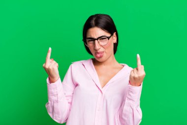 Kışkırtıcı, agresif ve müstehcen hissediyorum. İsyankar bir tavırla orta parmağımı şıklatıyorum.