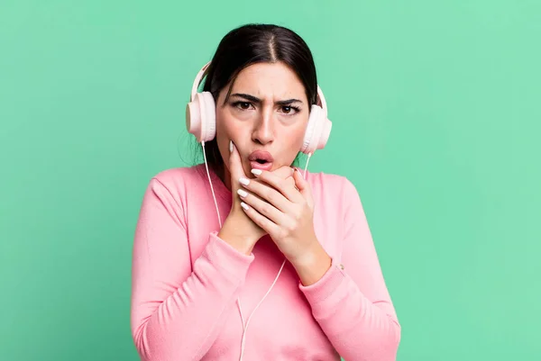 Mouth Eyes Wide Open Hand Chin Listening Music Headphones — Foto de Stock