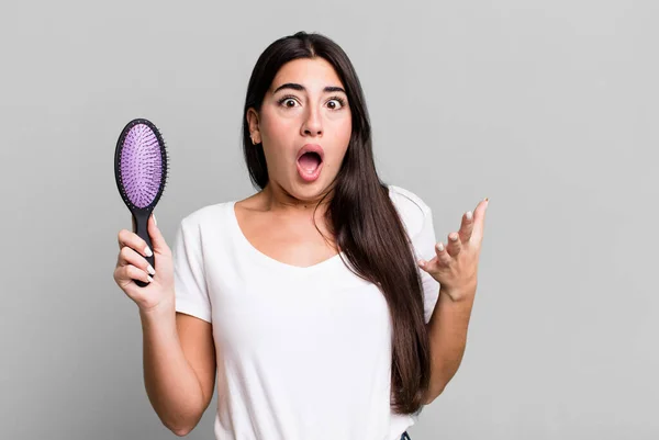 Amazed Shocked Astonished Unbelievable Surprise Hair Comb Concept — Stok fotoğraf