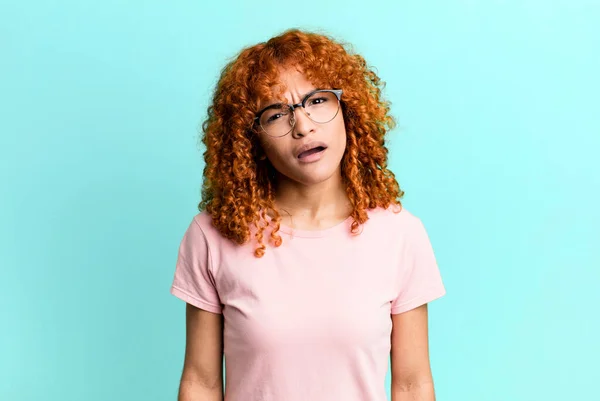 Redhair Pretty Woman Feeling Puzzled Confused Dumb Stunned Expression Looking — Stockfoto