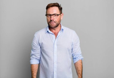 Üzgün ve stresli hissediyorum, kötü bir sürpriz yüzünden üzgün, olumsuz, endişeli bir bakışla