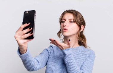 Güzel genç bayan akıllı telefon kullanıyor.