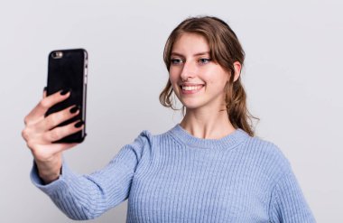 Güzel genç bayan akıllı telefon kullanıyor.