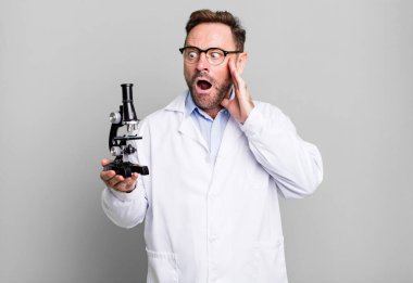 Orta yaşlı bir adam mutlu, heyecanlı ve şaşırmış hissediyor. Bilim adamı konsepti