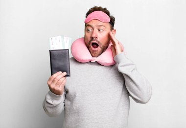 Orta yaşlı bir adam mutlu, heyecanlı ve şaşırmış hissediyor. uçuş yolcu kavramı