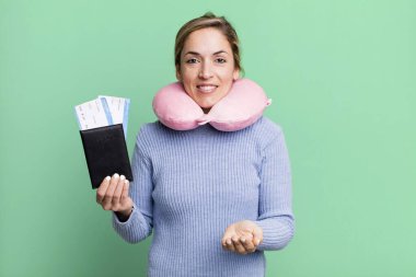 Güzel sarışın kadın mutlu bir şekilde gülümsüyor ve bir konsept sunuyor. uçuş yolcu kavramı