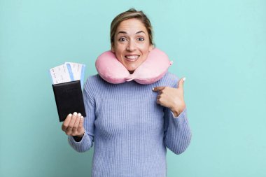 Güzel sarışın kadın mutlu hissediyor ve heyecanla kendini işaret ediyor. uçuş yolcu kavramı