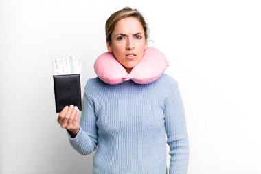 Güzel sarışın kadın şaşkın ve şaşkın hissediyor. uçuş yolcu kavramı