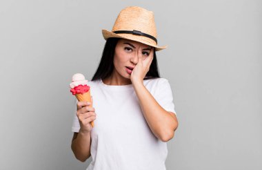 İspanyol güzel kadın bıkkın, yorgun ve uykulu hissediyor. dondurma ve yaz konsepti