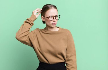 Şaşkın ve şaşkın hissediyorum, başımı kaşıyorum ve yan tarafa bakıyorum.