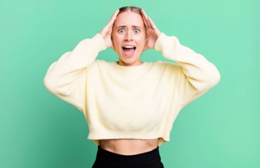 Eller başa, ağızları açık, son derece şanslı, şaşırmış, heyecanlı ve mutlu hissediyorlar.