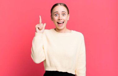 Bir fikri fark ettikten sonra mutlu ve heyecanlı bir dahi gibi hissetmek, neşeli bir şekilde parmak kaldırmak, eureka!