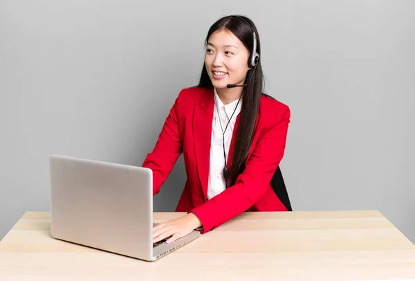 Young Adult Pretty Asian Businesswoman Desk Laptop Concept — Stock Photo, Image