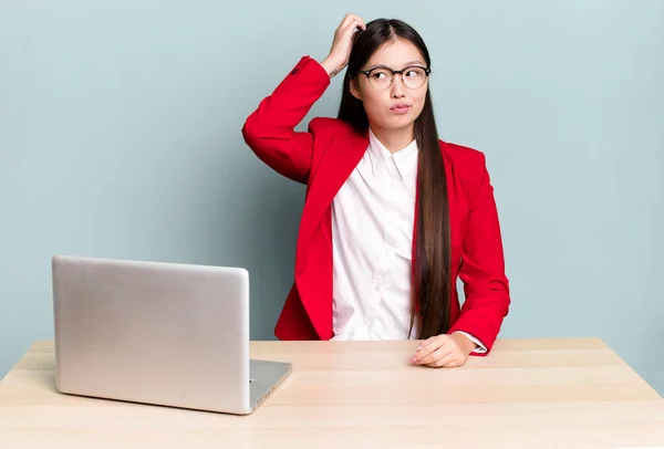 Pretty Asian Woman Feeling Puzzled Confused Scratching Head Business Desk — Stock Photo, Image