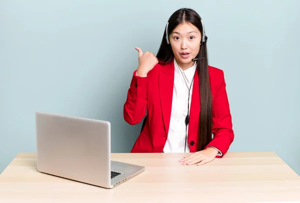 Mooie Aziatische Vrouw Kijkt Verbaasd Ongeloof Business Desk Concept — Stockfoto