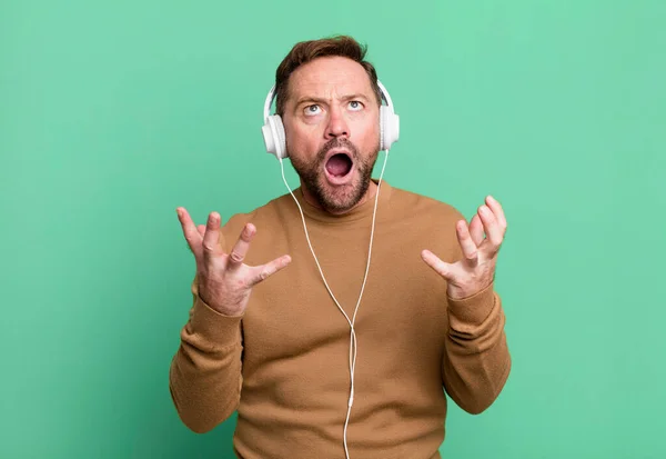 Man Van Middelbare Leeftijd Wanhopig Gefrustreerd Gestrest Muziek Luisteren Met — Stockfoto