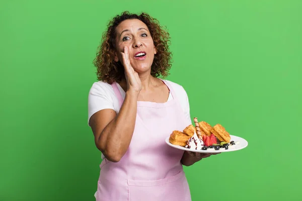 Pretty Middle Age Woman Feeling Happy Giving Big Shout Out — Stock Photo, Image