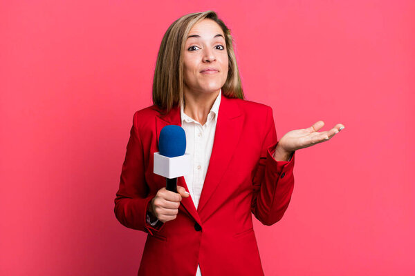 красивая блондинка чувствует себя озадаченной, смущенной и сомневающейся. Ведущий с концепцией микрофона