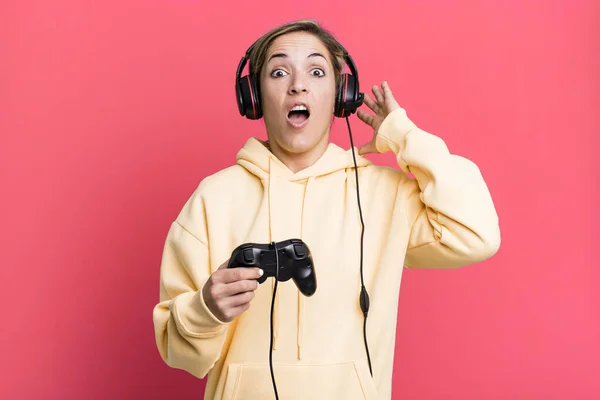 Pretty Blonde Woman Screaming Hands Air Gamer Headset Controller — Stok fotoğraf