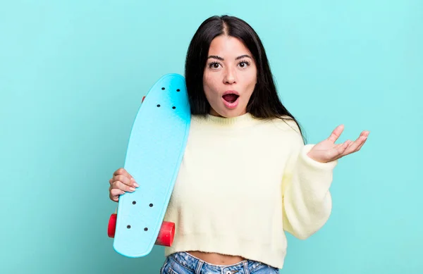 Hispanic Pretty Woman Amazed Shocked Astonished Unbelievable Surprise Skate Boarding — Photo