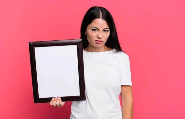 Hispanic Pretty Woman Feeling Puzzled Confused Empty Blank Frame — Fotografia de Stock