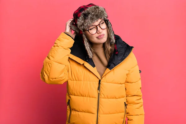 Hispanic Pretty Woman Feeling Puzzled Confused Scratching Head Wearing Anorak — Stockfoto