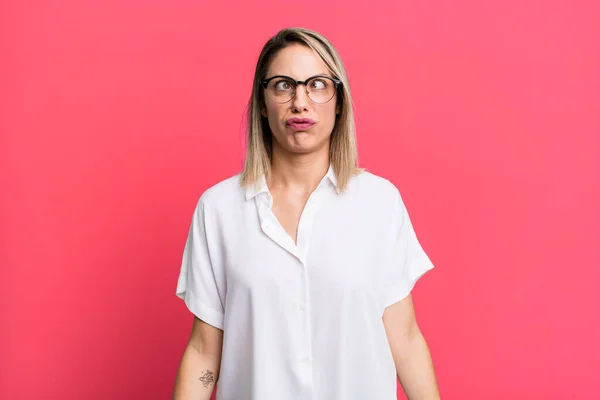 Blonde Adult Woman Looking Goofy Funny Silly Cross Eyed Expression — Stockfoto