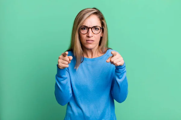 Blonde Adult Woman Pointing Forward Camera Both Fingers Angry Expression — Stock Photo, Image