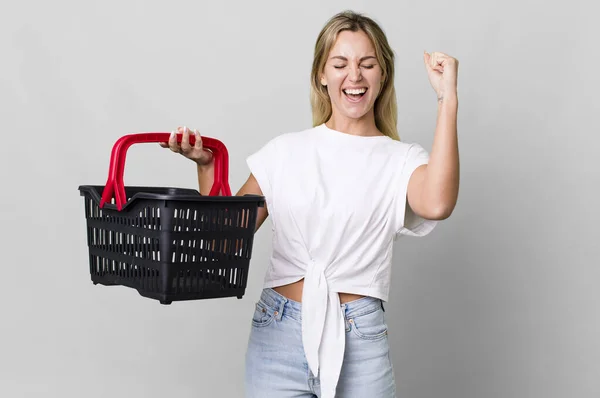 Pretty Caucasian Woman Empty Shopping Basket —  Fotos de Stock