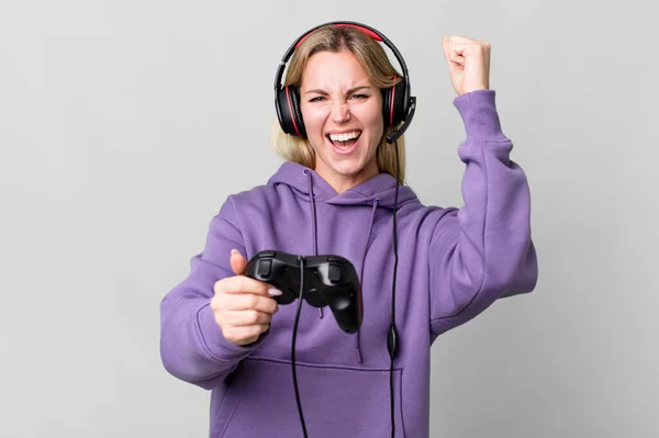 Pretty Caucasian Woman Playing Computer Game Headset Controller — Stockfoto