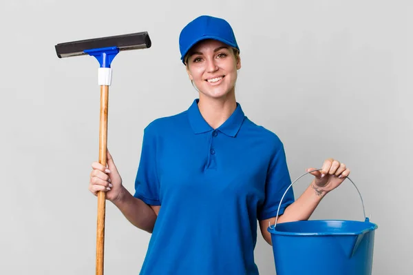 Pretty Caucasian Windows Washer Worker Woman — Stockfoto