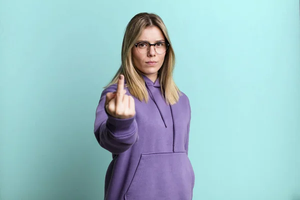 Sarışın Güzel Bir Kadın Kızgın Sinirli Asi Agresif Orta Parmağını — Stok fotoğraf