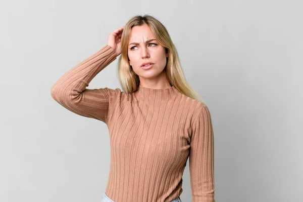 Caucasian Blonde Woman Feeling Puzzled Confused Scratching Head — Stockfoto