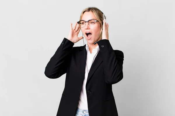 Caucasian Blonde Woman Feeling Happy Excited Surprised Telemarketing Cocnept — Stockfoto
