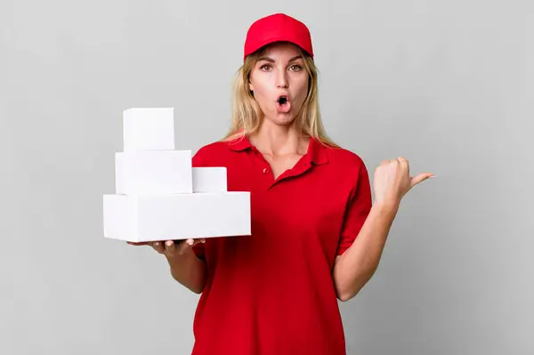 Caucasian Blonde Woman Looking Astonished Disbelief Delivery Boxes — Stok fotoğraf