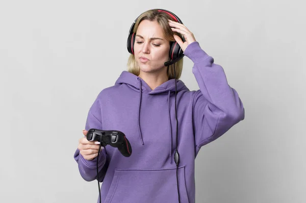 Caucasian Blonde Woman Feeling Puzzled Confused Scratching Head Gamer Concept — Foto Stock