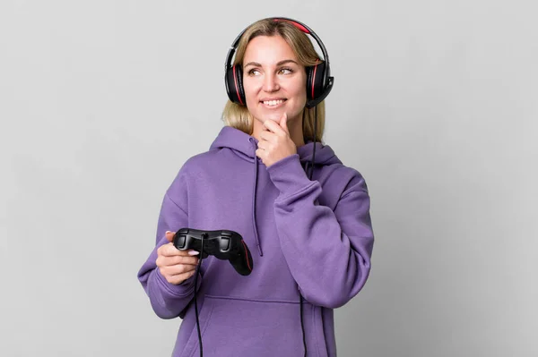 Caucasian Blonde Woman Smiling Happy Confident Expression Hand Chin Gamer — Foto Stock