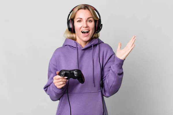 Caucasian Blonde Woman Feeling Happy Astonished Something Unbelievable Gamer Concept — Stockfoto