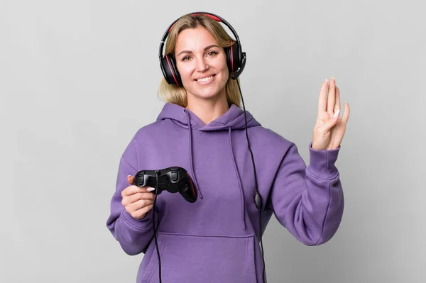 Caucasian Blonde Woman Smiling Looking Friendly Showing Number Four Gamer — Stok fotoğraf
