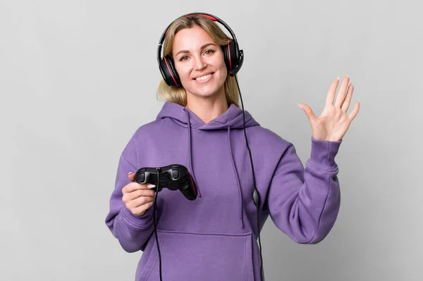 Caucasian Blonde Woman Smiling Looking Friendly Showing Number Five Gamer — Stockfoto