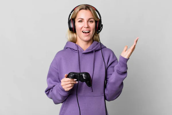 Caucasian Blonde Woman Feeling Happy Surprised Realizing Solution Idea Gamer — Foto Stock