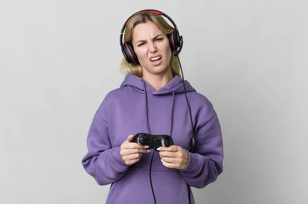 Caucasian Blonde Woman Feeling Puzzled Confused Gamer Concept — Foto Stock