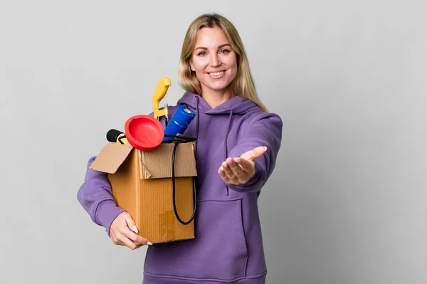 Caucasian Blonde Woman Smiling Happily Friendly Offering Showing Concept Housekeeper — Foto Stock