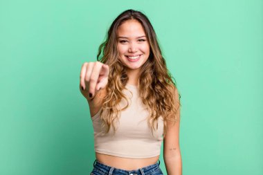 Genç ve güzel bir kadın kameraya bakıyor. Tatmin olmuş, kendinden emin, dostane bir gülümsemeyle. Seni seçiyor.