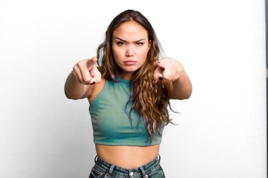 Genç ve güzel bir kadın kameraya iki parmağıyla ve kızgın bir ifadeyle sana görevini yapmanı söylüyor.