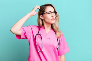 Kafam karışık ve kafam karışık, kaşınıyorum. hemşire konsepti