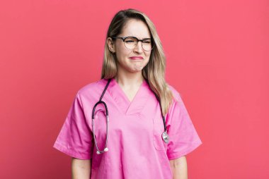 Üzgün, üzgün ya da kızgın hissedip bir tarafa bakıyorum. hemşire konsepti