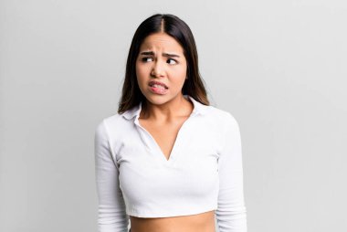 İspanyol güzel kadın endişeli, stresli, endişeli ve korkmuş görünüyor, panikliyor ve dişlerini sıkıyor