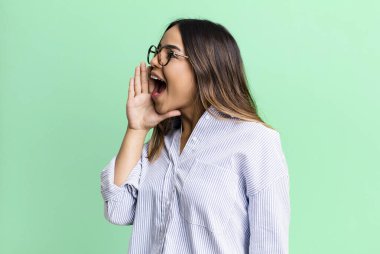 İspanyol güzel kadın profil görüşü, mutlu ve heyecanlı görünüyor, bağırıyor ve kenardaki boşluğu kopyalamak için arıyor