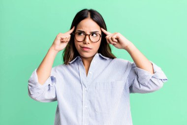 İspanyol güzel kadın konsantre olmuş ve bir fikir üzerinde kafa yoruyor, bir soruna ya da soruna bir çözüm hayal ediyor.